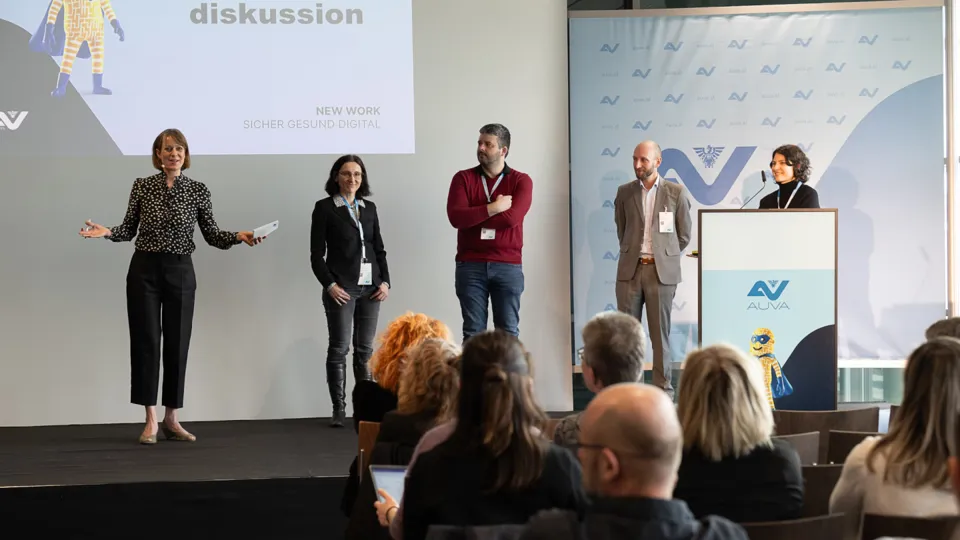 Stehende Personen auf der Bühne der AUVA-Veranstaltung