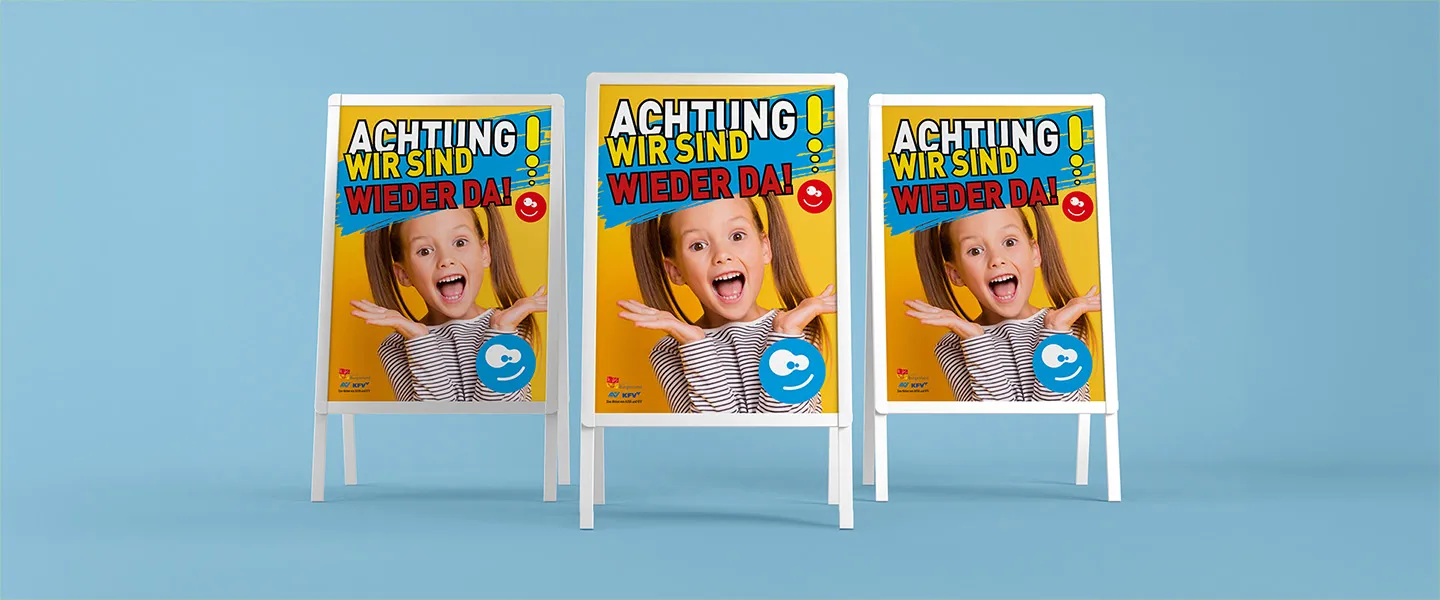 Mockup Schulstartplakataktion2025 Credit Deeplab Adobestock Edit Lwptm drei A-Ständer mit Plakaten, die ein Schulmädchen zeigen. Über dem Kopf ist der Schriftzug Achtung - Wir sind wieder da!