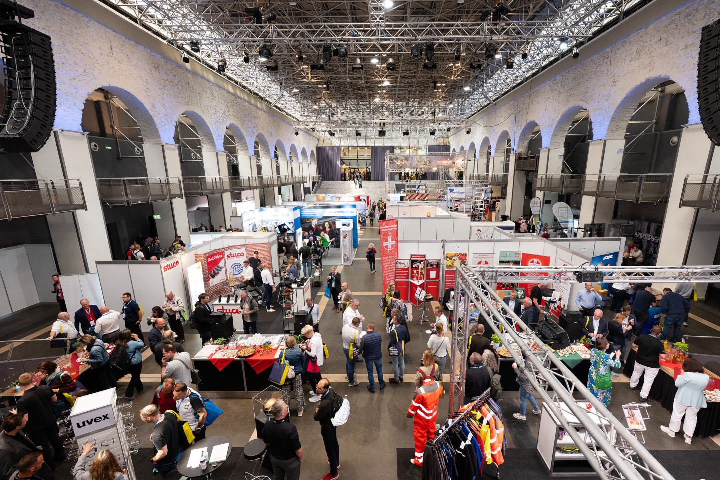 Blick von oben auf die Messestände und Besucher der Fachausstellung beim Forum Prävention 2026