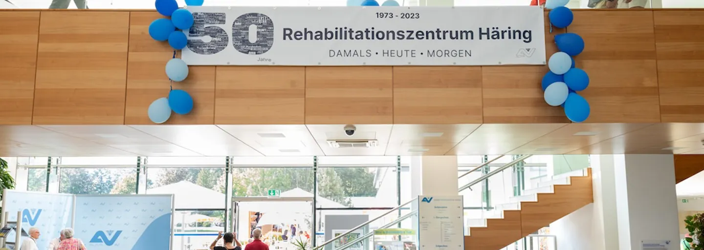 Der für die Jubiläumsfeier des RZ Häring geschmückte Eingangsbereich des RZ Häring