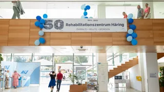 Der für die Jubiläumsfeier des RZ Häring geschmückte Eingangsbereich des RZ Häring