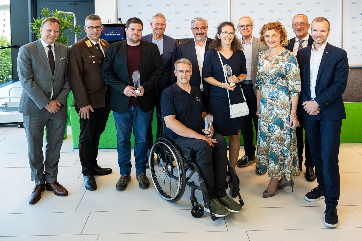 Bild zeigt Roland Pichler (Stv. Generaldirektor AUVA), FPräs. Robert Mayer (Oö. LFV), Stefan Aigner, Andreas Brich (AUVA-Landesstellenausschuss), Lukas Karan-Haider, Präs. Andreas Stangl (AKOÖ), Elisabeth Kiener, Vize-Präs. Clemens Malina-Altzinger (WKOÖ), Maria Lesterl (Direktorin AUVA-Landesstelle Linz), Patrick Hochhauser (Eurothermen), Leonhard Zauner (Vorsitzender Landesstellenausschuss Linz AUVA)