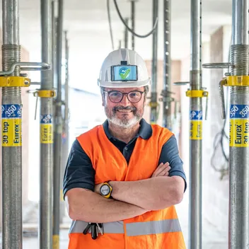 AUVAsicher Mitarbeiter AUVAsicher Mitarbeiter mit Schutzhelm bei einer Betriebsbesichtigung
