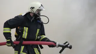 Feuerwehrmann beim löschen.