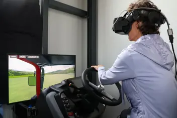 Mann verwendet einen Simulator