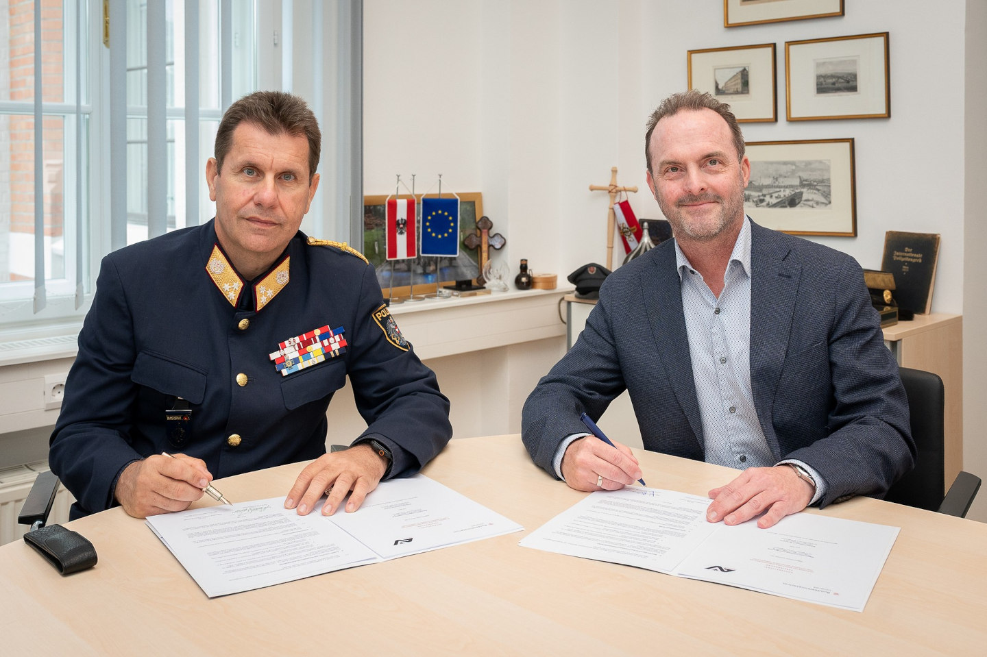 AUVA-Generaldirektor Mag. Alexander Bernart und Bundespolizeidirektor Michael Takács bei der Unterzeichnung der schriftlichen Vereinbarung