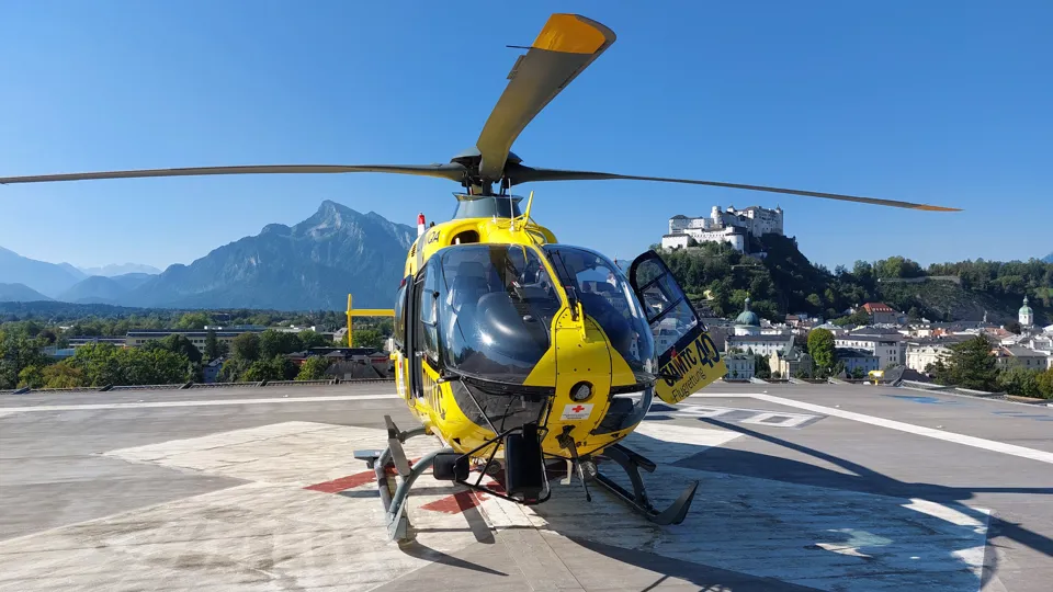 Rettungshubschrauber auf dem Landeplatz des UKH Salzburg