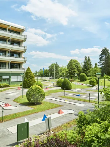 Freizeit - Minigolfplatz unter den Balkonen des AUVA-RZ Weißer Hof Minigolfplatz unter den Balkonen des AUVA-RZ Weißer Hof