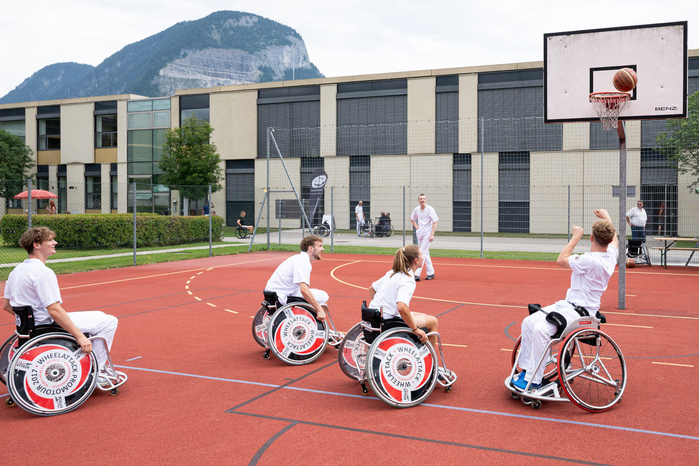 Vier Sportler:innen beim Rollstuhlbasketball im Parasportzentrum Häring 